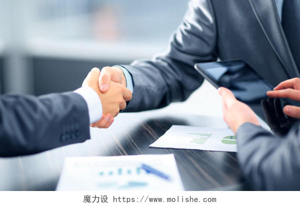 商务人士握手合作成交达成一致签约成功合作合作团结握手团结手势合作平台商务合作握手